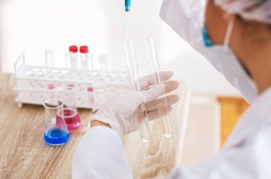 Laboratuvarda çalışan bilim adamı.