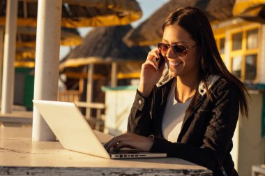 laptop ile çalışan kız 