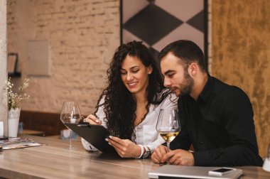 genç arkadaşları birlikte çalışma