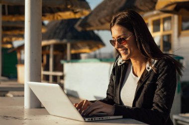 laptop ile çalışan kız 