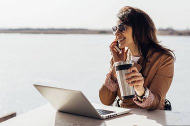 dizüstü bilgisayarda çalışan Yöneticisi