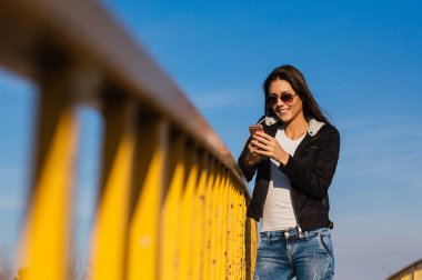 Cep telefonu kullanan kadın