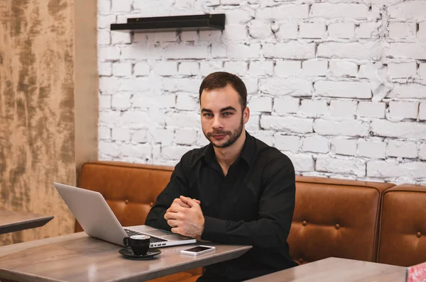 kafede oturan genç adam