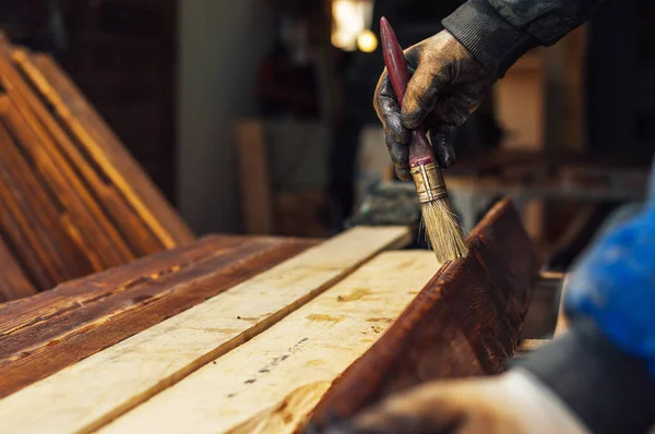 Carpintero trabajando con madera — Foto de Stock