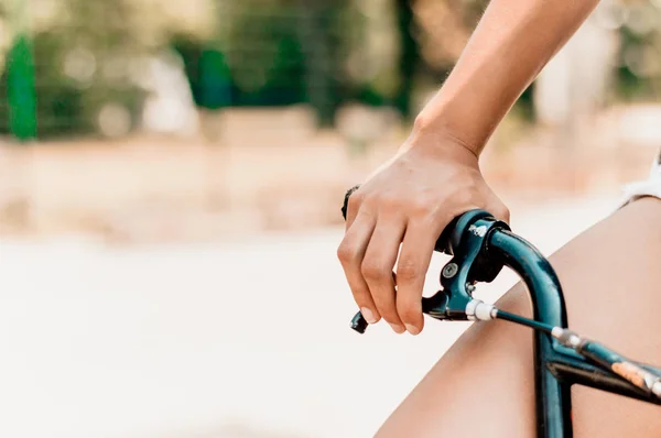 Frau hält Griff in der Hand — Stockfoto