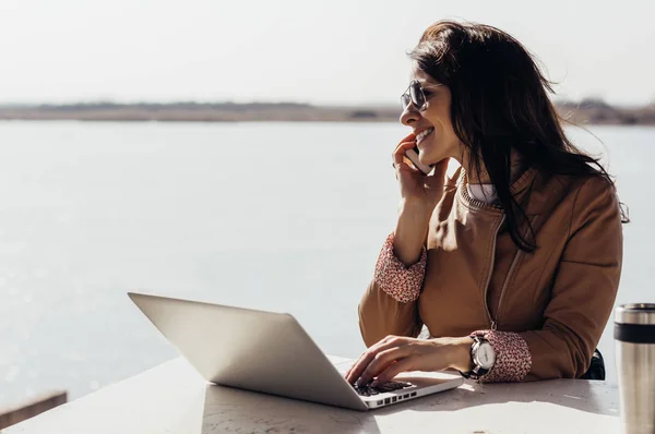 Gerente trabalhando no laptop — Fotografia de Stock