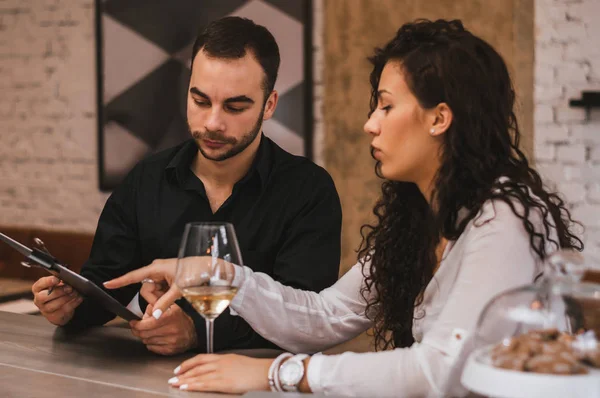 Young colleagues working together — Stock Photo, Image