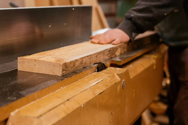 Carpintero trabajando con madera — Foto de Stock