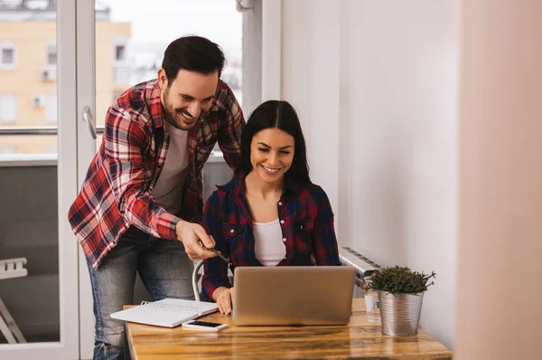 Pareja usando portátil — Foto de Stock