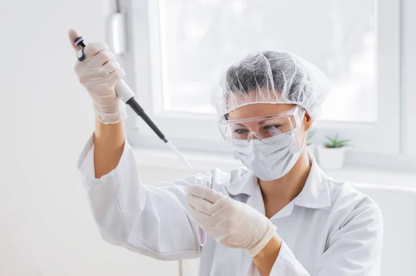 Científico trabajando en laboratorio — Foto de Stock