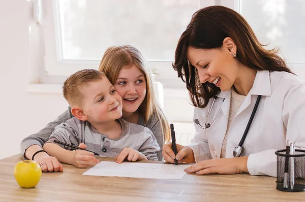 Lékař a děti hrají na klinice — Stock fotografie