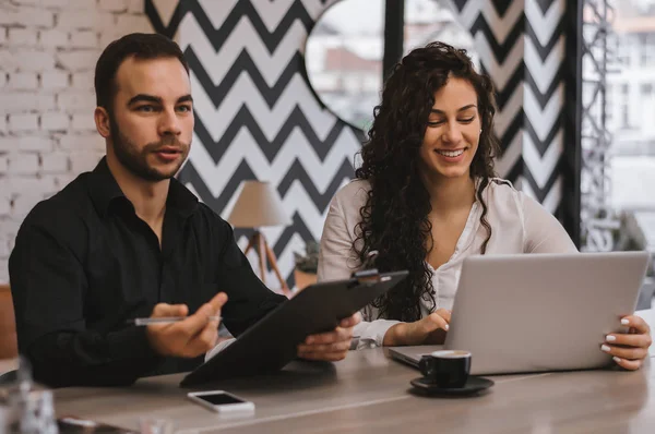 Çift birlikte çalışıyor.  