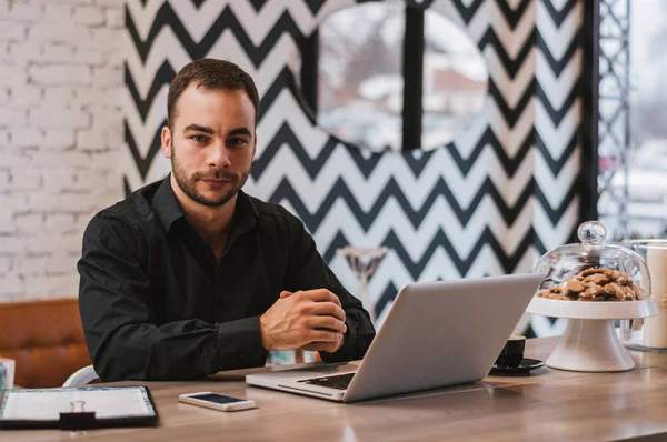 kafede oturan genç adam