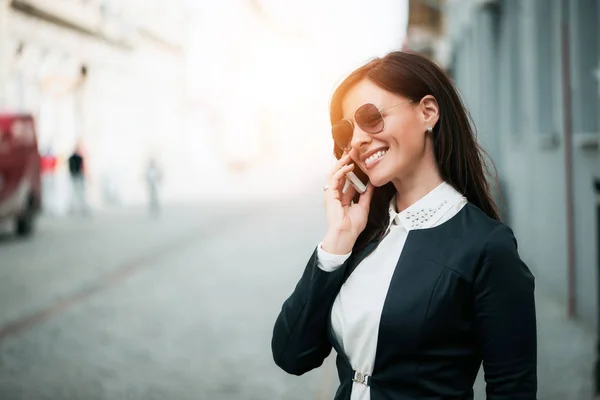 Businesswoman using mobilephone — Stock Photo, Image