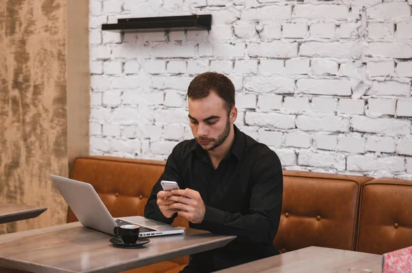 kafede oturan genç adam