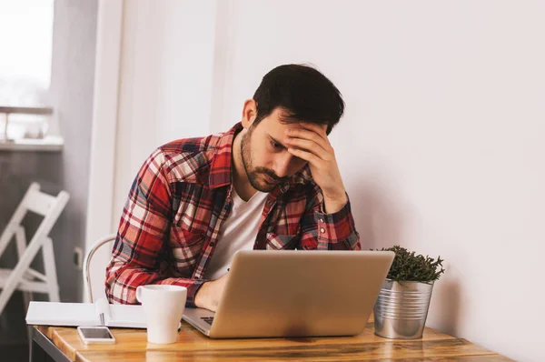 Man werkt op laptop — Stockfoto