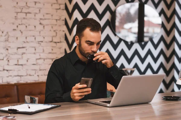 kafede oturan genç adam