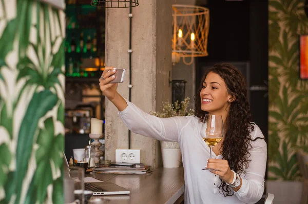 Женщина, наслаждающаяся бокалом вина — стоковое фото