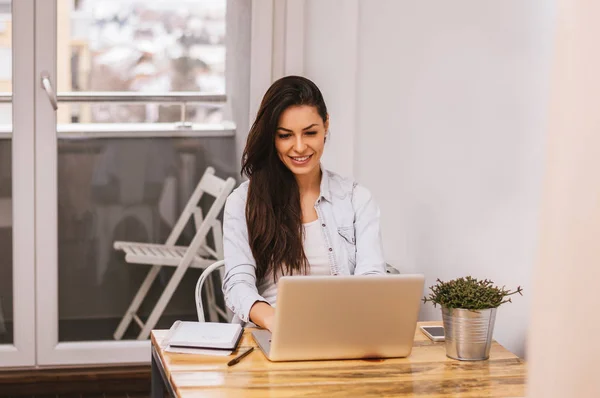 Femme utilisant un ordinateur portable — Photo