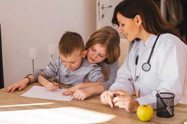 Arts en kinderen spelen bij kliniek — Stockfoto