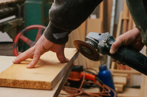 Marangoz tahtayla çalışıyor. 