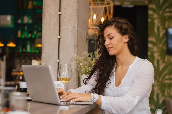 Dizüstü bilgisayarla çalışan kadın 