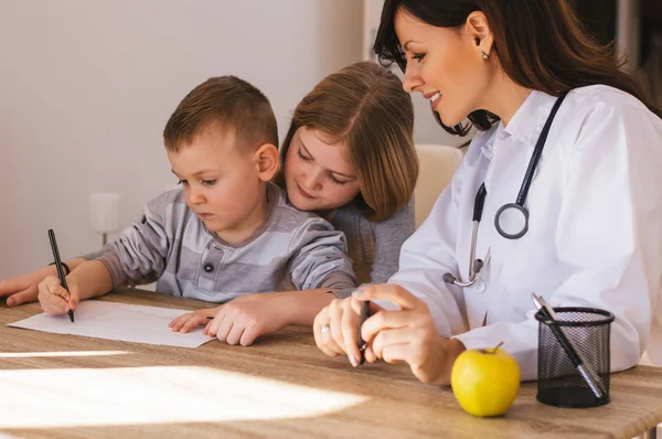 Doktor ve Kliniği'nde oynayan çocuklar