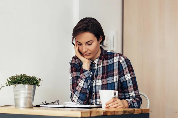 Kız evde ödev yapıyor. 