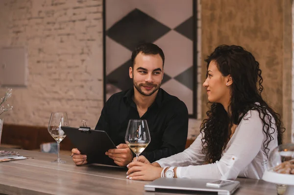 İş adamları kafede dinlendirici