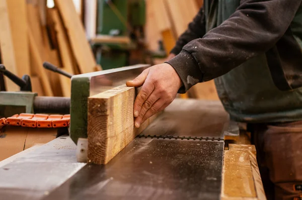 Carpintero trabajando con madera — Foto de Stock