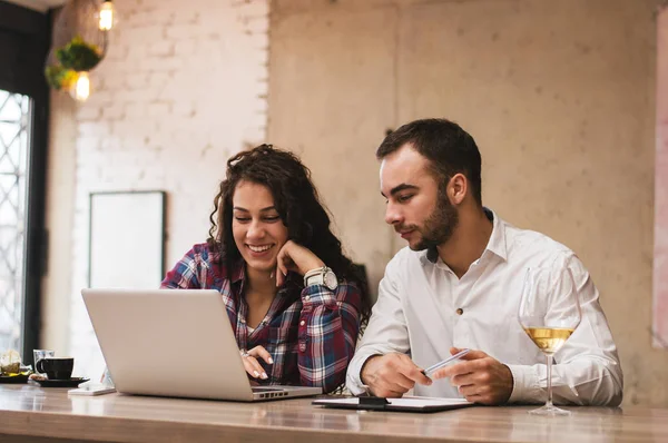 Paar arbeitet zusammen — Stockfoto