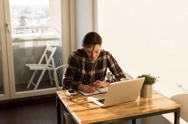 Genç bayan ofiste çalışıyor.