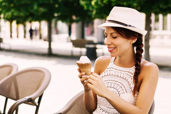 Mujer tomando helado refrescante —  Fotos de Stock