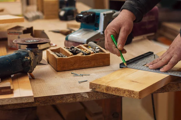 Tesař pracující se dřevem — Stock fotografie