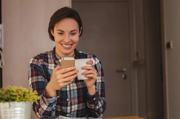 Mulher usando telefone celular — Fotografia de Stock