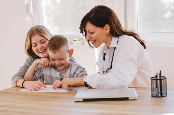 Doktor ve Kliniği'nde oynayan çocuklar