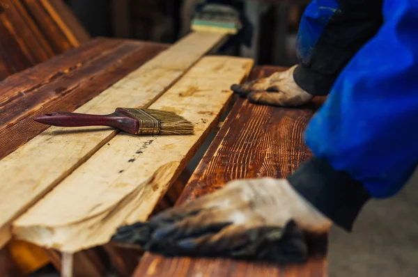 Carpintero trabajando con madera — Foto de Stock