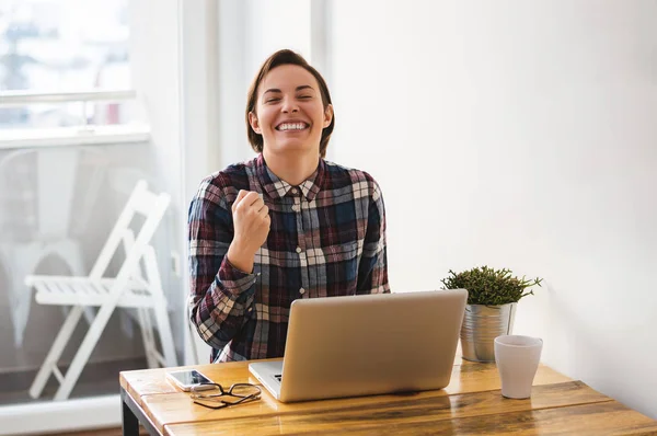 Fille célébrant dans le bureau — Photo