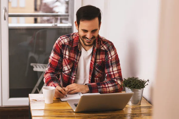 Dizüstü bilgisayarda çalışan adam 