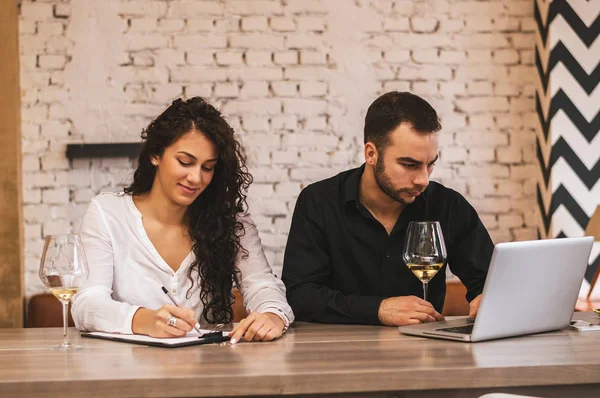 Çift birlikte çalışıyor.  