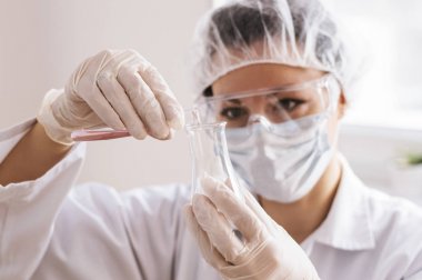 Laboratuvarda çalışan kadın kimyacı