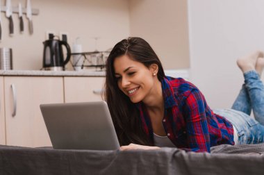 kız yatakta laptop ile