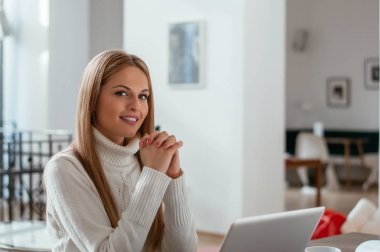 kadın bir bilgisayarla rahatlatıcı