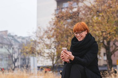 smartphone elinde bakarak kadın. 