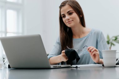  Gözlüklerini Office Temizleme iş kadını.