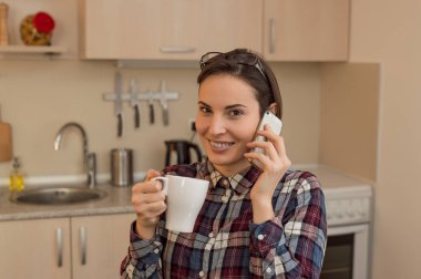 mutlu bir kadın telefonla konuşuyor