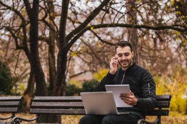 yakışıklı bir adam onun laptop üzerinde çalışma 