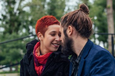 Birbirine bakan bir çift.