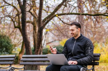 Açık havada çalışan genç adam. 