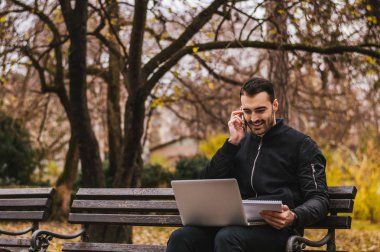 yakışıklı bir adam onun laptop üzerinde çalışma 